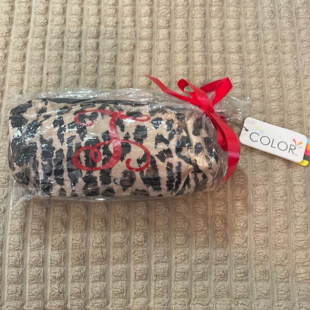 ⚠️ 5/25$ New! Leopard print cosmetic bag w/initial “T”